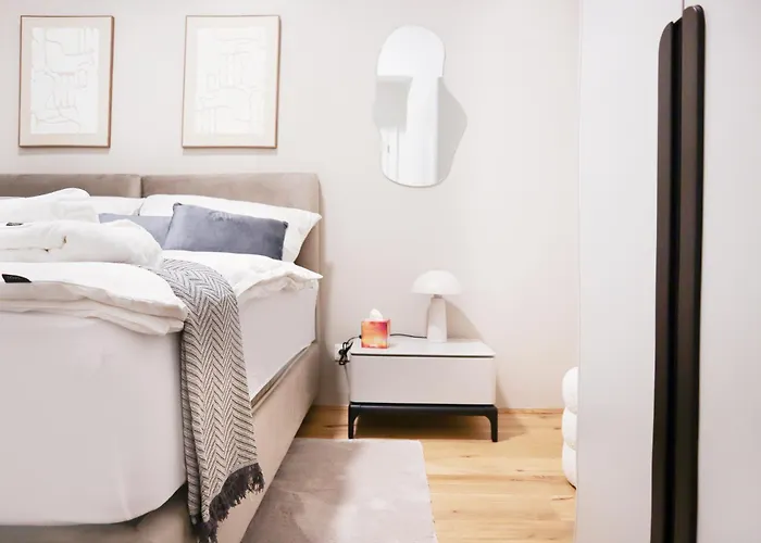 1 Bdr - Exclusive, Right Near Vienna's Old Apartamento